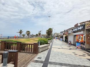 Shops, bars, and paths along the Fanabe promenade