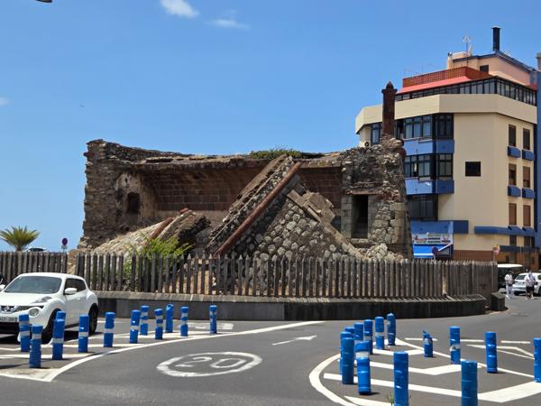 Front of Castillo de San Andrés ruins