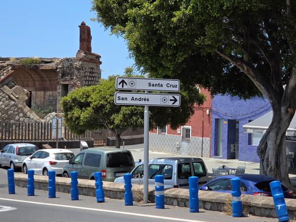 Road signs for San Andrés and Santa Cruz